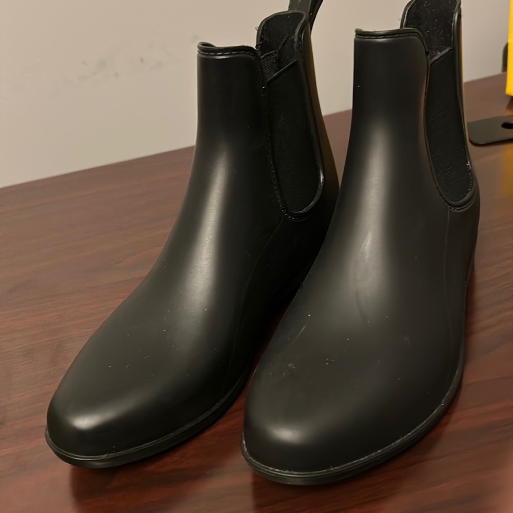 New never worn ladies rain boots black size 8